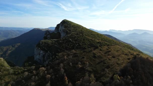 从空中俯瞰维尤上校 人民站在顶端 在法国南部 在Rhne Alpes地区的Valle Drme Diois的Les Trois Becs山脉 — 图库视频影像