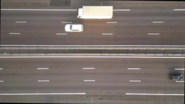 Nehrin üzerindeki otoyol. Köprüde trafik var. Yukarıdan bak. Hava görünümü.