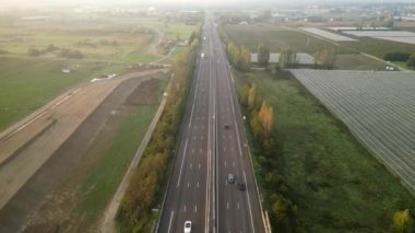Güney Fransa 'da otoyol. Sabah araba trafiği. Yukarıdan bak. Kuş bakışı görünüm.