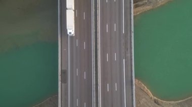 Nehrin üzerindeki otoyol. Köprüde trafik var. Yukarıdan bak. Hava görünümü.