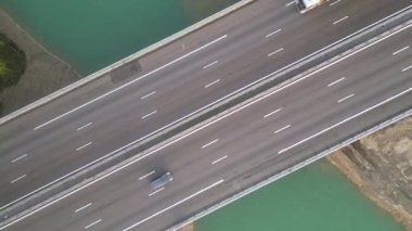 Nehrin üzerindeki otoyol. Köprüde trafik var. Yukarıdan bak. Hava görünümü.