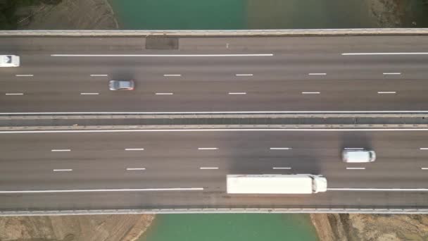 Die Autobahn Über Den Fluss Autoverkehr Auf Der Brücke Blick — Stockvideo
