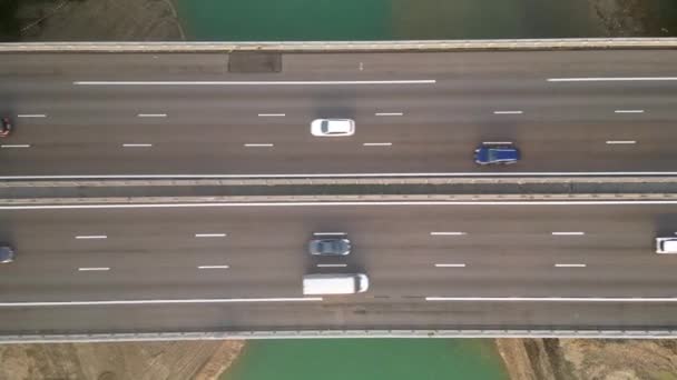 Auto Estrada Sobre Rio Trânsito Carros Ponte Vista Cima Vista — Vídeo de Stock