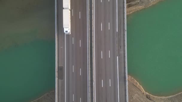 Στον Αυτοκινητόδρομο Πάνω Από Ποτάμι Κυκλοφορία Αυτοκινήτου Στη Γέφυρα Θέα — Αρχείο Βίντεο