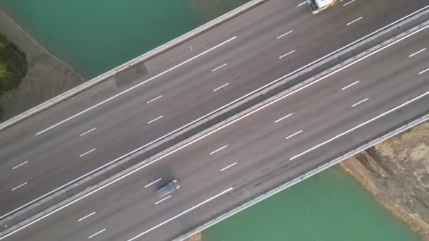 Шоссе Через Реку Пробки Мосту Вид Сверху Вид Воздуха — стоковое видео