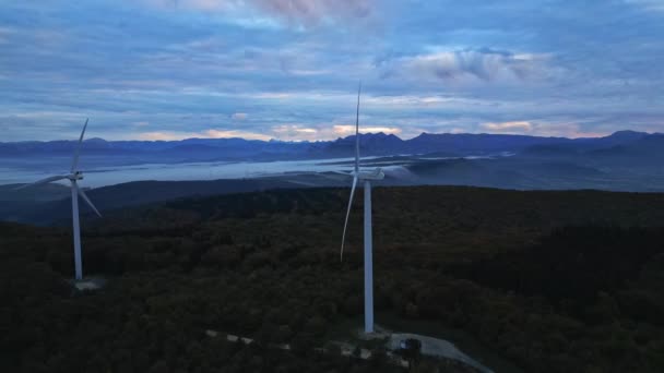Вітрові Турбіни Горах Під Час Сходу Сонця Густий Ранковий Туман — стокове відео