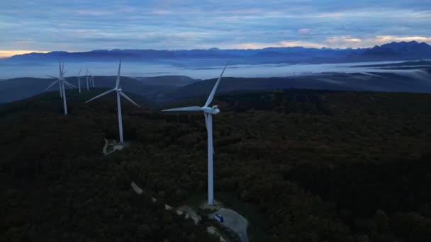 Gün Doğumunda Dağlarda Rüzgar Türbinleri Vadide Yoğun Sabah Sisi Rüzgar — Stok video
