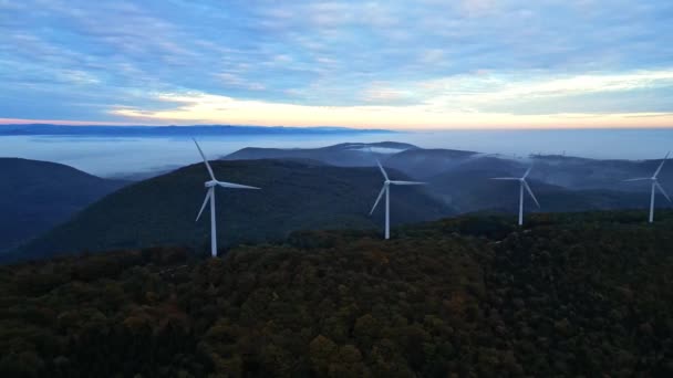 Windräder Den Bergen Bei Sonnenaufgang Und Dichter Morgennebel Tal Windpark — Stockvideo