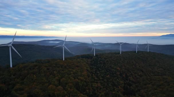 Turbinas Eólicas Las Montañas Durante Amanecer Espesa Niebla Matutina Valle — Vídeos de Stock