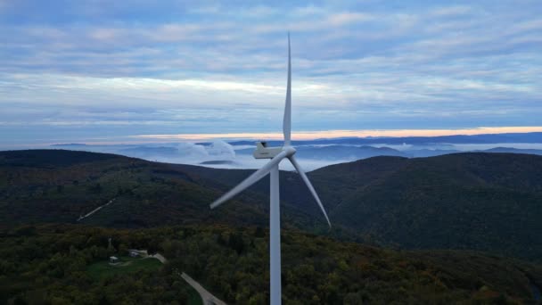 Windturbines Bergen Tijdens Zonsopgang Dikke Ochtendmist Het Dal Windmolenpark Dat — Stockvideo