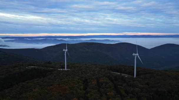 Turbinas Eólicas Nas Montanhas Durante Nascer Sol Densa Neblina Matinal — Vídeo de Stock