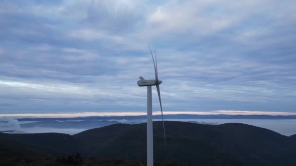 Windräder Den Bergen Bei Sonnenaufgang Und Dichter Morgennebel Tal Windpark — Stockvideo