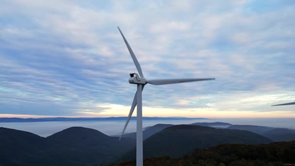 Windturbines Bergen Tijdens Zonsopgang Dikke Ochtendmist Het Dal Windmolenpark Dat — Stockvideo