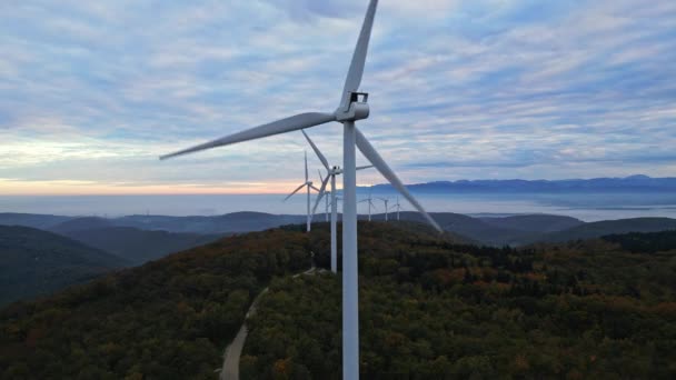 Turbinas Eólicas Las Montañas Durante Amanecer Espesa Niebla Matutina Valle — Vídeo de stock