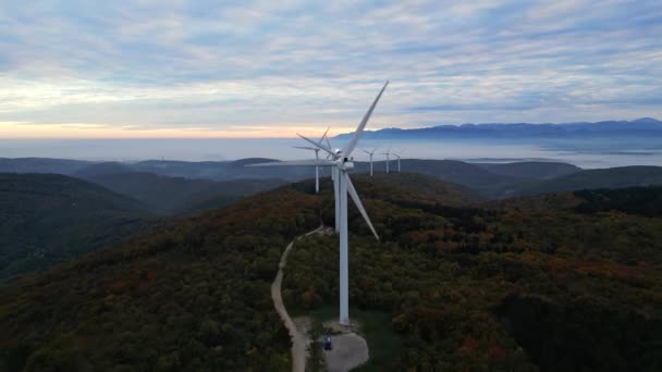 Windräder Den Bergen Bei Sonnenaufgang Und Dichter Morgennebel Tal Windpark — Stockvideo