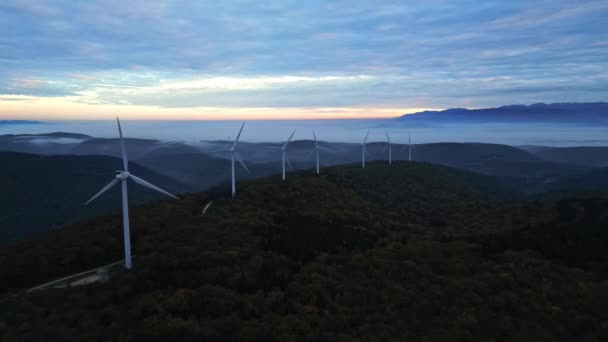 Вітрові Турбіни Горах Під Час Сходу Сонця Густий Ранковий Туман — стокове відео