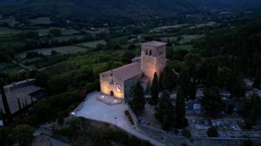 Fransa 'nın en güzel küçük kasabalarından birinin kuş bakışı görüntüsü, Mirmande. Fransa 'nın güneyinde, Rhones Alplerinde, Drome bölgesinde.