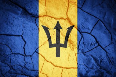 Barbados bayrağı. Barbados sembolü. Kuru çatlamış toprağın arka planında bayrak var. Kuraklık konseptli Barbados bayrağı