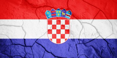 Hırvatistan bayrağı. Hırvat sembolü. Kuru çatlamış toprağın arka planında bayrak var. Kuraklık konseptli Hırvat bayrağı