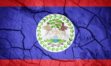 Belize bayrağı. Belize sembolü. Kuru çatlamış toprağın arka planında bayrak var. Kuraklık konseptiyle bayrağı salla
