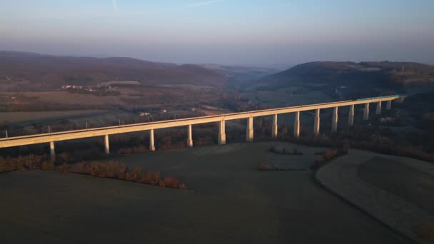 Panoramisch Uitzicht Vanaf Een Drone Een Passagierstrein Die Spoorwegviaduct Oversteekt — Stockvideo