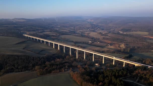 Panoramisch Uitzicht Vanaf Een Drone Een Passagierstrein Die Spoorwegviaduct Oversteekt — Stockvideo