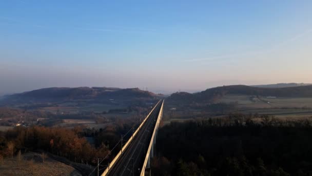 Панорамний Дрон Вид Залізничного Віадука Високошвидкісних Поїздів Погляд Навколишні Гори — стокове відео
