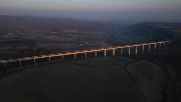 高速列車のための鉄道の高架橋のパノラマドローンビュー 南フランスの周囲の山々を見渡す — ストック動画