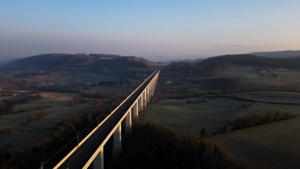 Hızlı Trenler Için Panoramik Viyadük Görüntüsü Güney Fransa Daki Dağlara — Stok video