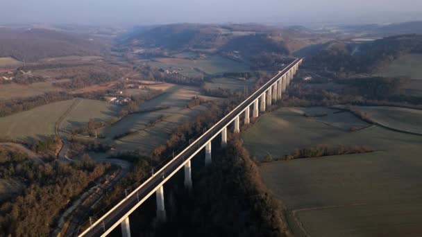 Panoramic Drone View Railway Viaduct High Speed Trains Overlooking Surrounding — Vídeo de stock