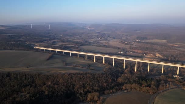 Drohnenpanorama Des Eisenbahnviadukts Für Hochgeschwindigkeitszüge Blick Auf Die Umliegenden Berge — Stockvideo