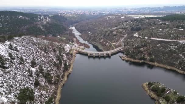 卢瓦尔河上的格兰金大坝全景无人驾驶图像 建于1955年至1957年 位于Aurec Sur Loire下游圣埃蒂安附近 — 图库视频影像