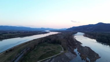Rhone Nehri, iki kanala ayrıldı. Rhone nehir yatağının drone görüntüsü. Dağlar ve ormanlar arasındaki manzara