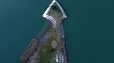 Nehrin ikiye bölündüğü bir yer. Arrow 'a benzeyen yapay olarak yaratılmış bir yarımada. Arrow 'un nehrin ortasındaki panoramik drone görüntüsü. Nehir dallanması.