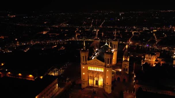 Panorama Antenn Skott Natten Upplyst Basilika Notre Dame Fourviere — Stockvideo