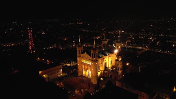 Vista Aérea Panorámica Nocturna Basílica Iluminada Notre Dame Fourviere — Vídeo de stock