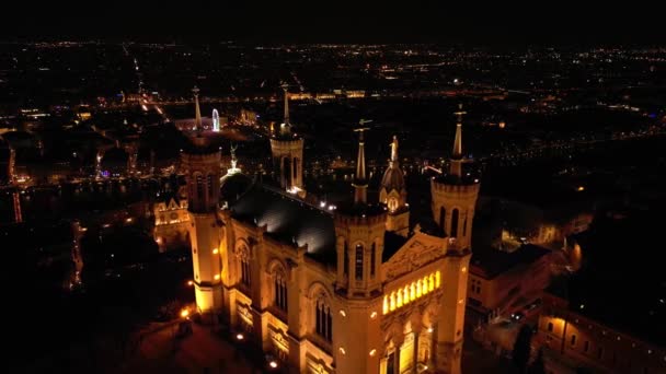 ライトアップされたバシリカノートルダム フォーヴィエールの夜のパノラマ空撮 — ストック動画