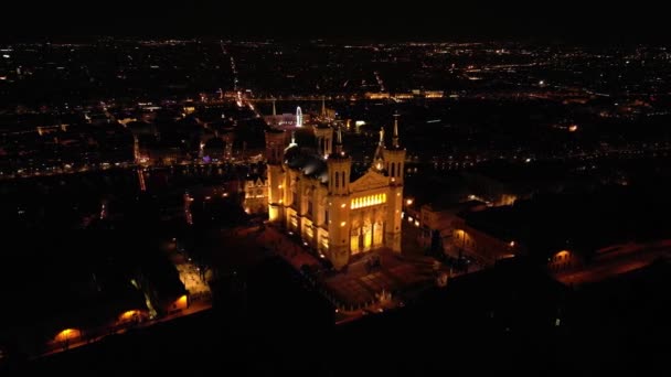 ライトアップされたバシリカノートルダム フォーヴィエールの夜のパノラマ空撮 — ストック動画