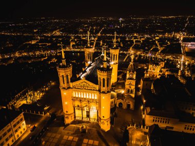 Aydınlanmış Bazilika Notre Dame de Fourviere 'in gece çekilmiş panoramik görüntüsü.