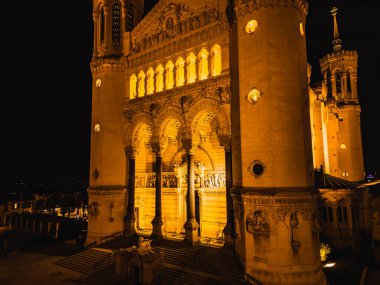 Aydınlanmış Bazilika Notre Dame de Fourviere 'in gece çekilmiş panoramik görüntüsü.