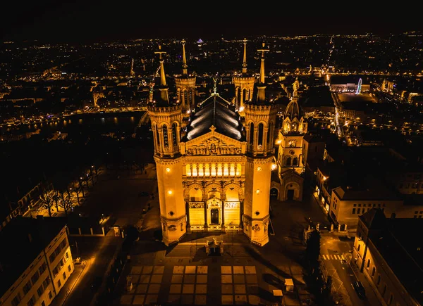 Aydınlanmış Bazilika Notre Dame de Fourviere 'in gece çekilmiş panoramik görüntüsü.