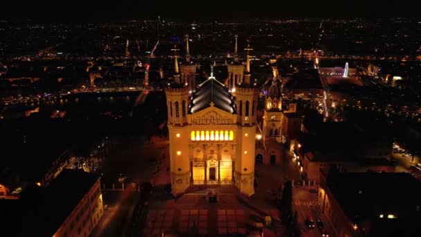 Vista Aérea Panorámica Nocturna Basílica Iluminada Notre Dame Fourviere Lyon — Vídeos de Stock