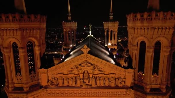 Aydınlanmış Bazilika Notre Dame Fourviere Gece Çekilmiş Panoramik Görüntüsü — Stok video