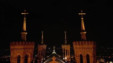 Aydınlanmış Bazilika Notre Dame de Fourviere 'in gece çekilmiş panoramik görüntüsü.