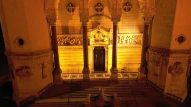 Aydınlanmış Bazilika Notre Dame de Fourviere 'in gece çekilmiş panoramik görüntüsü.