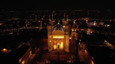 Aydınlanmış Bazilika Notre Dame de Fourviere 'in gece çekilmiş panoramik görüntüsü.