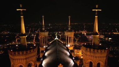 Aydınlanmış Bazilika Notre Dame de Fourviere 'in gece çekilmiş panoramik görüntüsü.