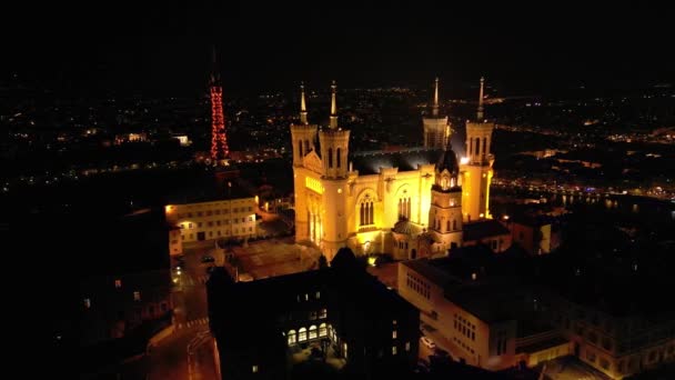 Panorama Antenn Skott Natten Upplyst Basilika Notre Dame Fourviere Lyon — Stockvideo
