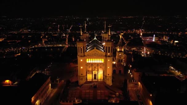 ライトアップされたノートルダム フォルヴィエールの夜のパノラマ空撮 リヨン — ストック動画