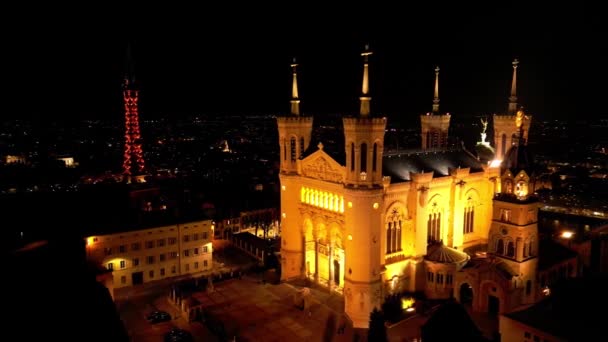 Panorama Antenn Skott Natten Upplyst Basilika Notre Dame Fourviere Lyon — Stockvideo